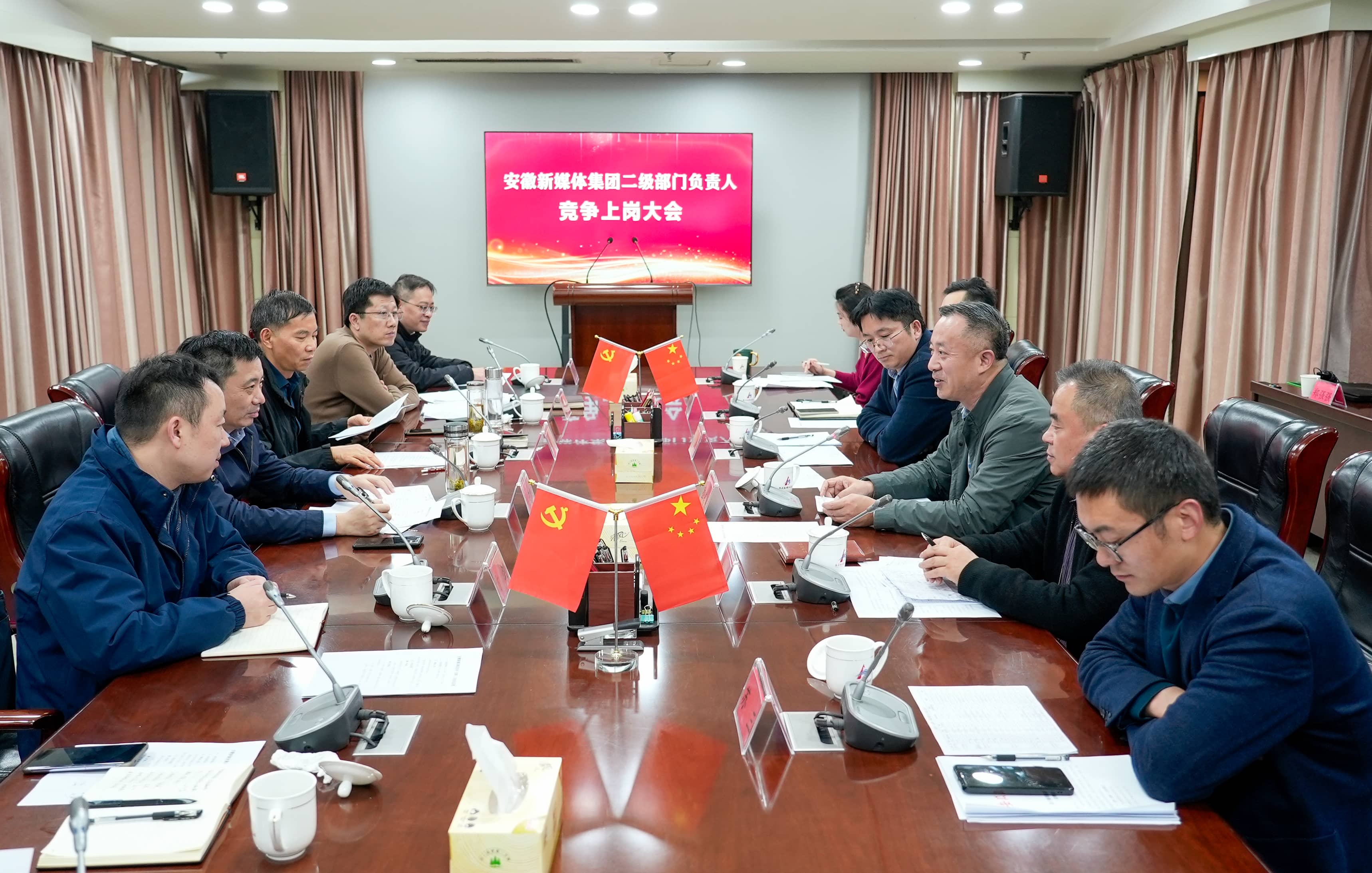 �ھ����ʾ��С��Ұ��˧�����澺Ƹ