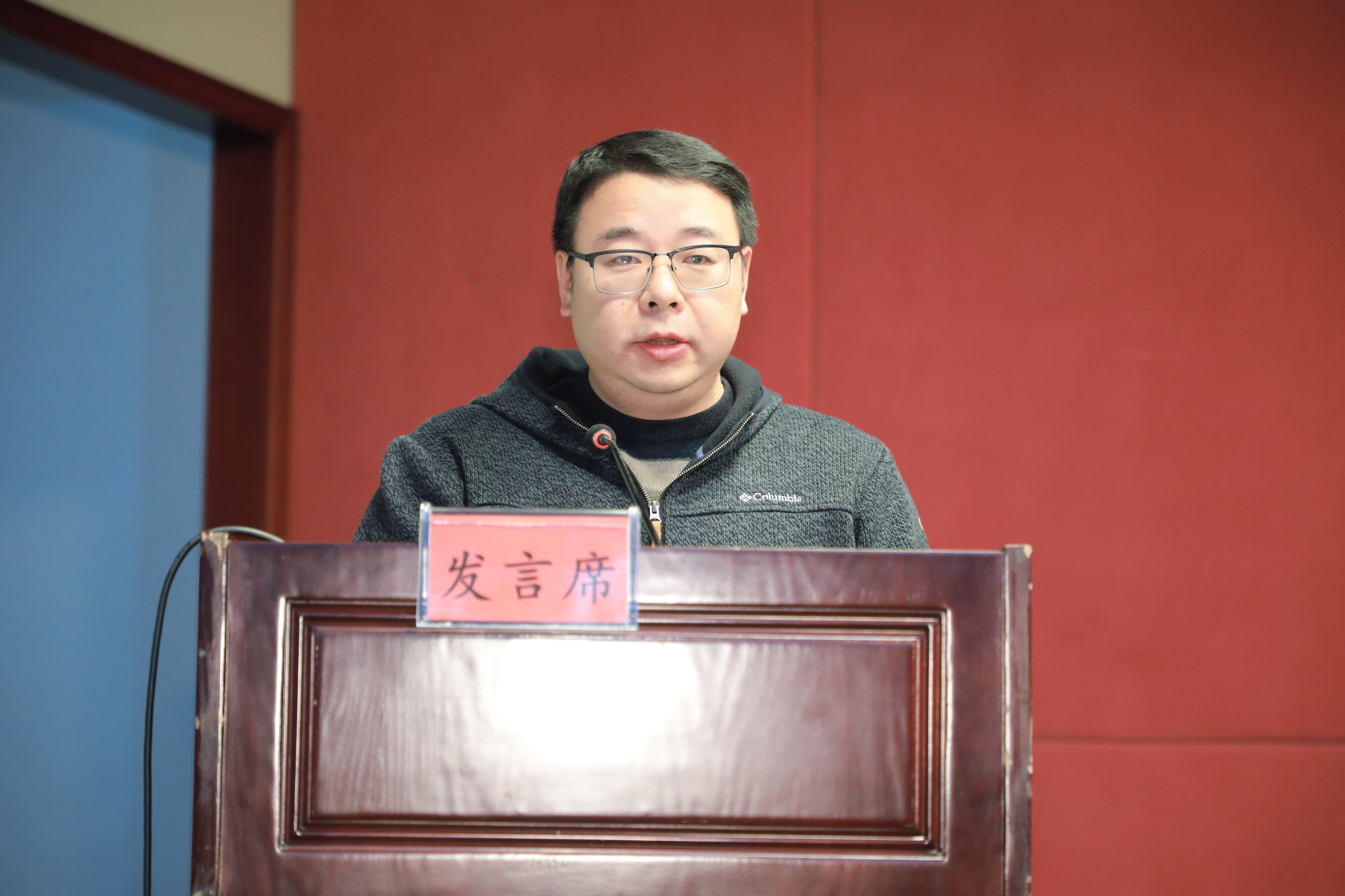 �ڡ��ɱ�һ�ߵ���족��...