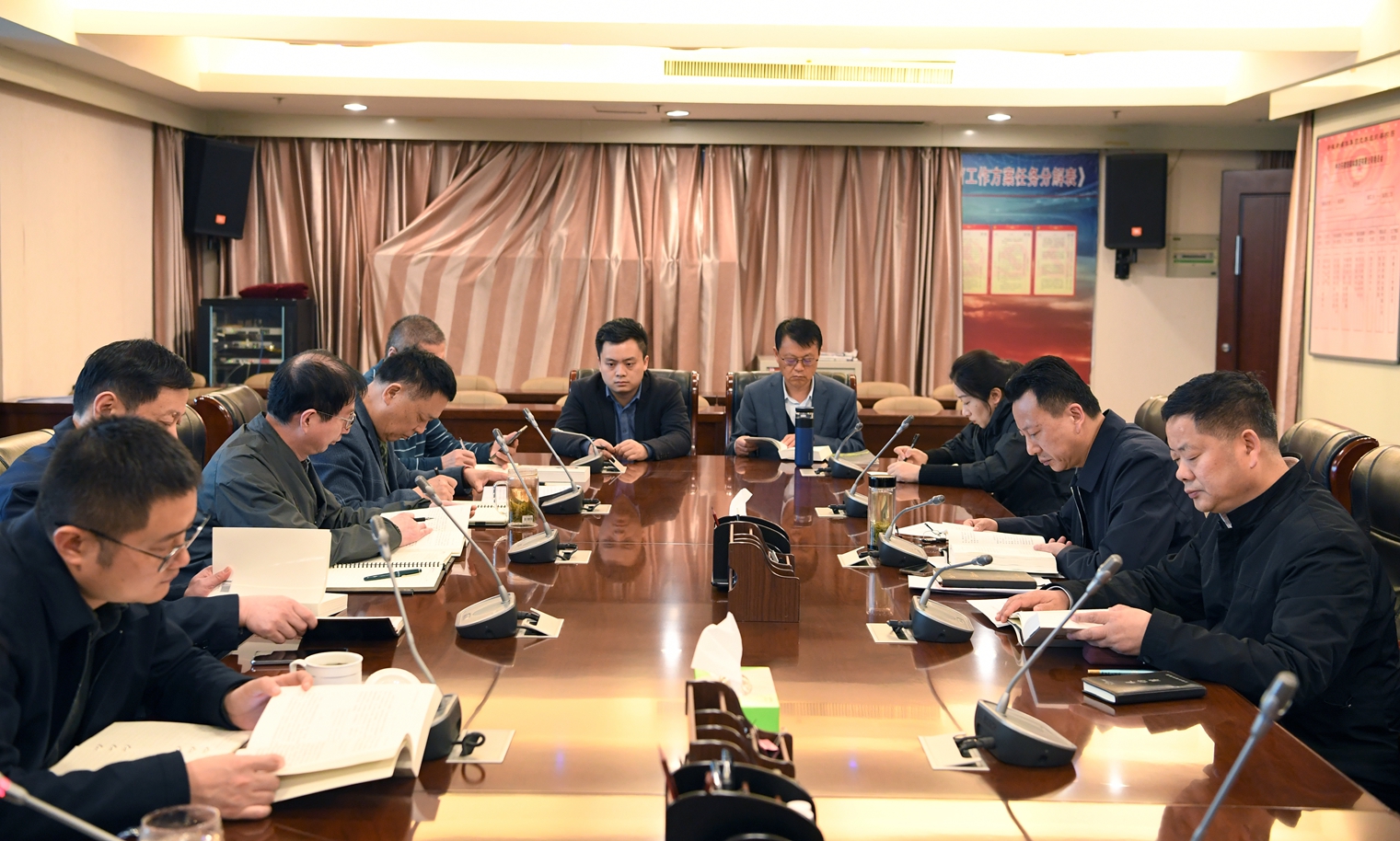 ���ɱ�һ�ߵ���졿����...